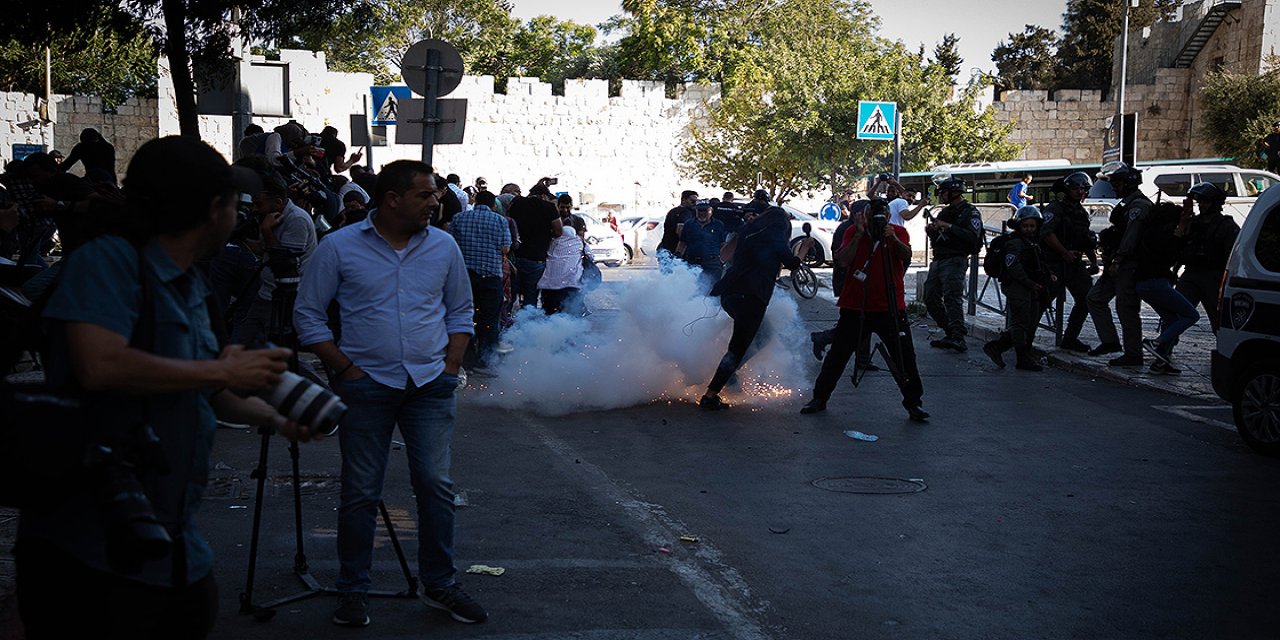Katil İsrail polisinden Kudüs’te Filistinlilere saldırı: 10 yaralı