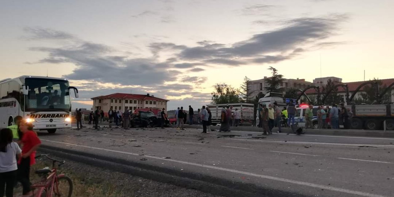 Konya’da feci kaza! Otomobil kamyonla çarpıştı: 2 ölü, 1 ağır yaralı