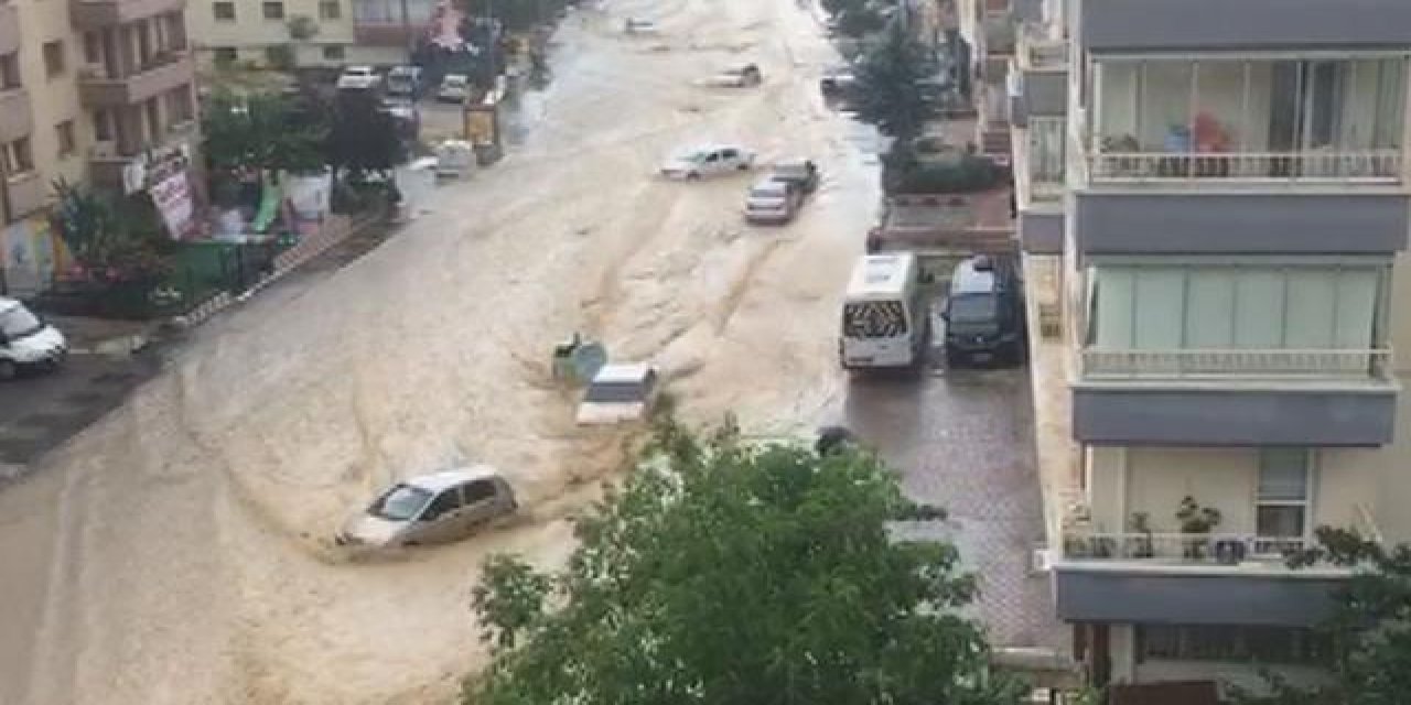 Ankara yağmura teslim! Caddeleri sel bastı, araçlar sürüklendi