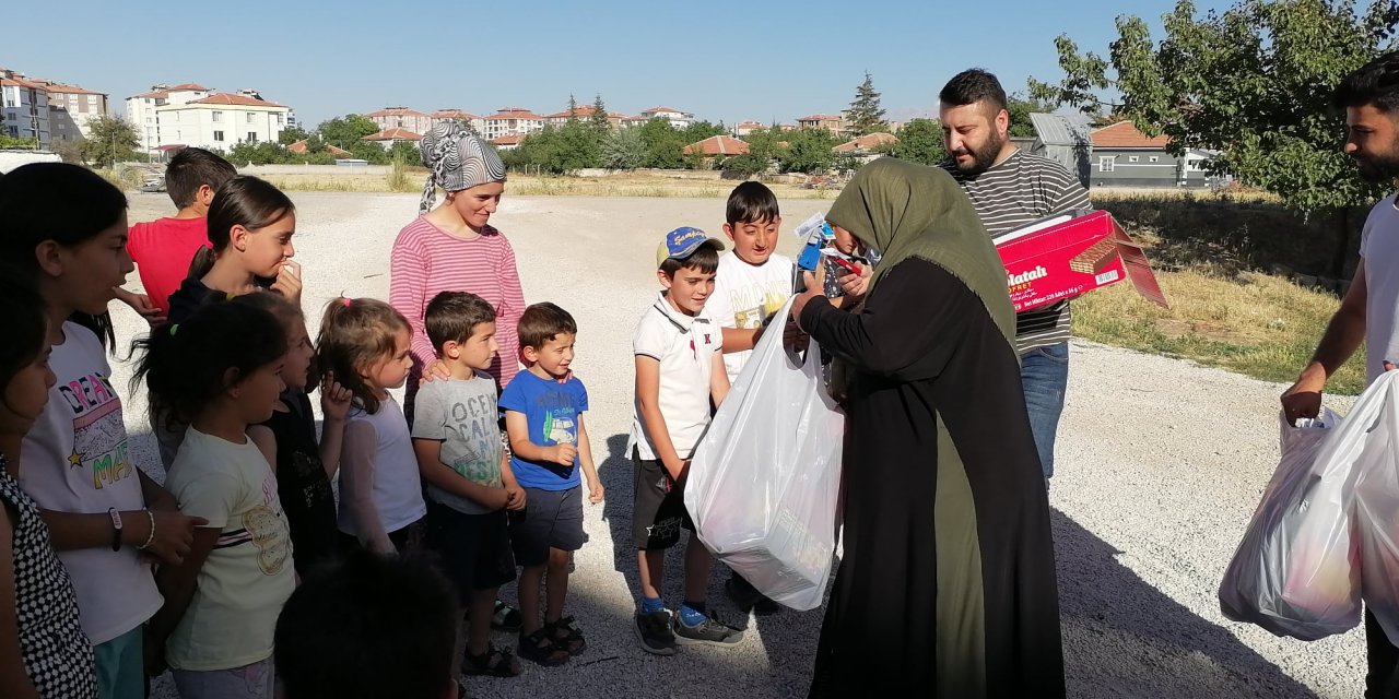 Konya’da şehit annesi çocukların yüzünü güldürdü