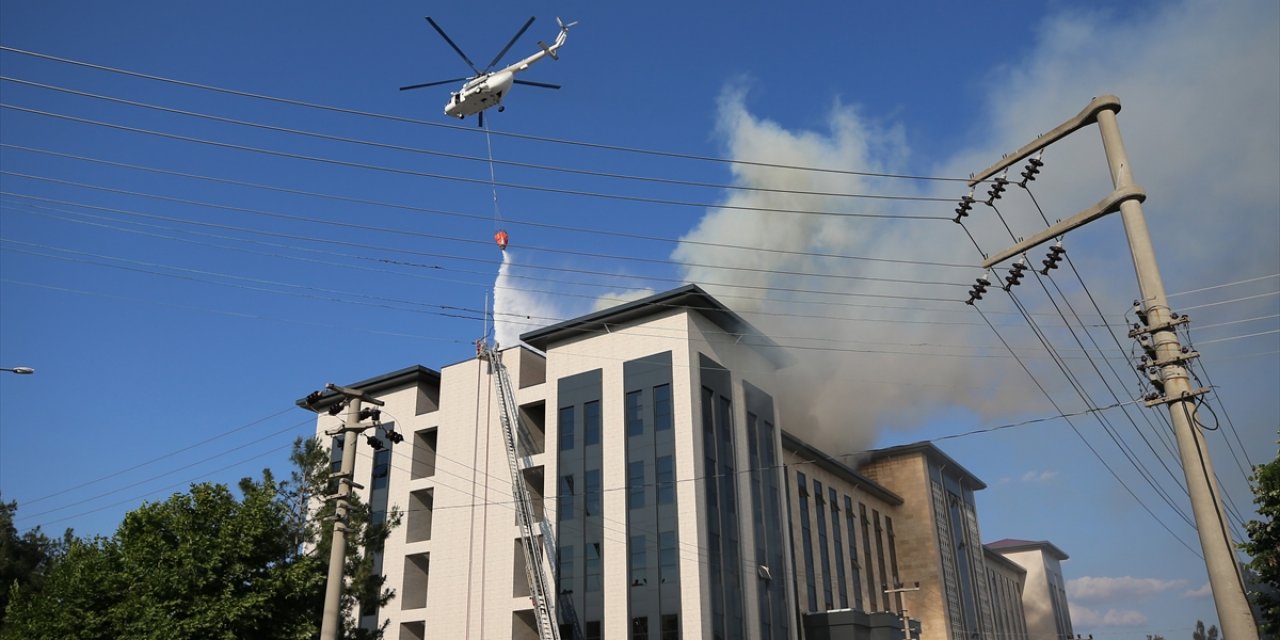 İnşaat halindeki emniyet binasında yangın çıktı! Helikopterle müdahale edildi