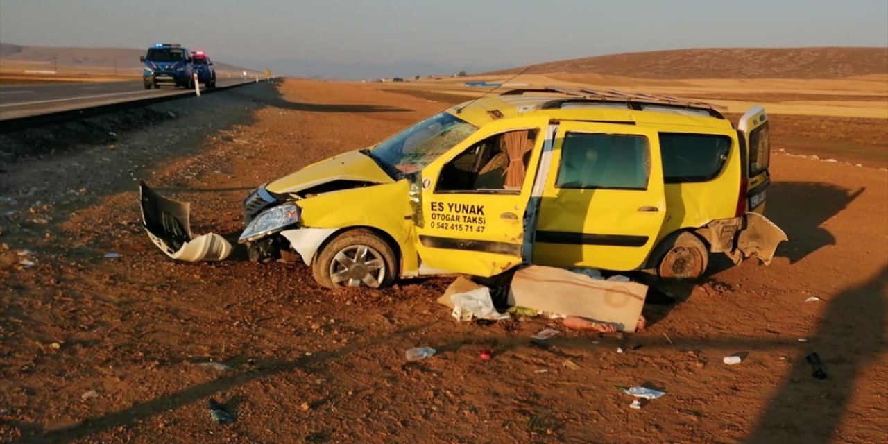 Konya'da ticari taksi devrildi: Sürücü öldü, aynı aileden 5 kişi yaralandı