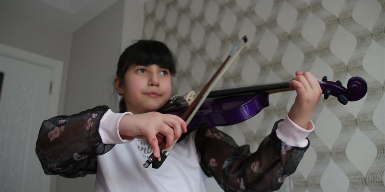 Konya'da 'Di George' sendromlu "mor kemanlı küçük kız", müzik tutkusuyla hayata bağlandı