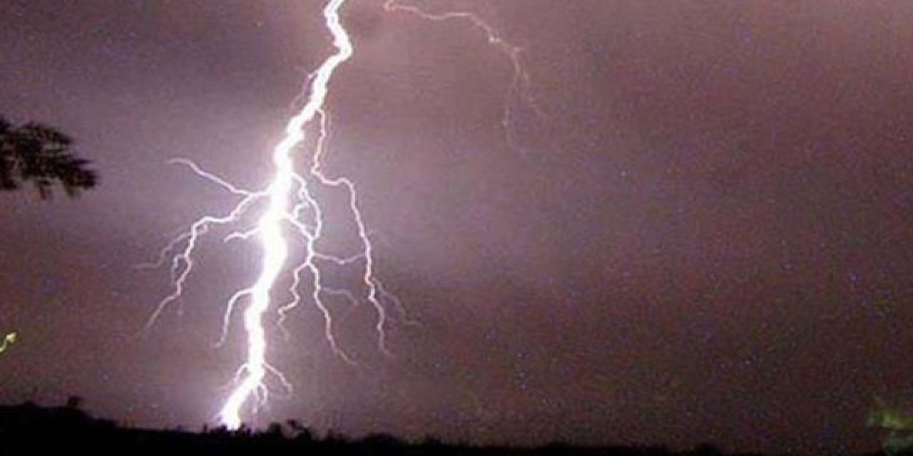 Tarlada ekmek parası için çalışan çocukların üzerine yıldırım düştü