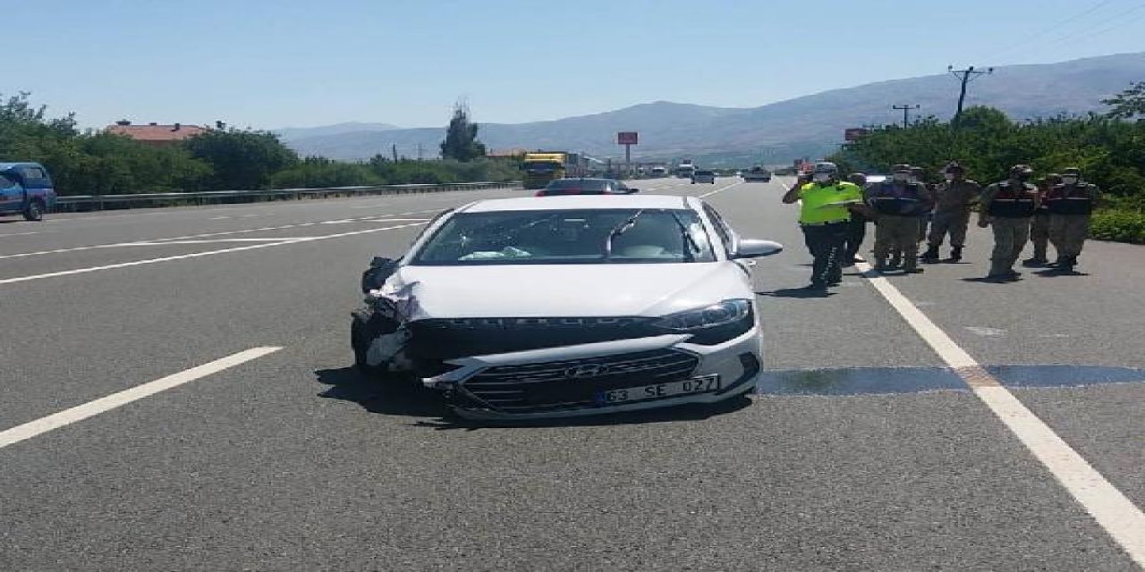 Hafif ticari araç otomobille çarpıştı: Polis memuru, eşi ve 2 çocuğu yaralandı