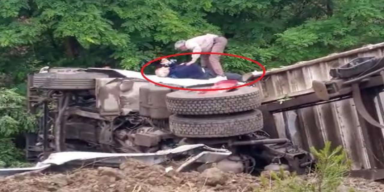 Devrilen TIR bariyerleri yıktı, sıkışan sürücü güçlükle kurtarıldı