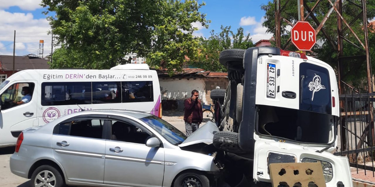 Konya’da otomobille çarpışan hafif ticari araç devrildi