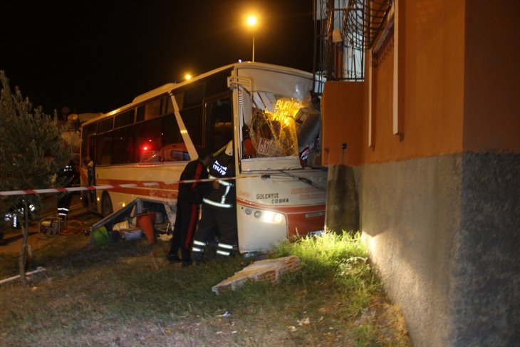 Kamyonetle çarpışan otobüs evin balkonuna girdi