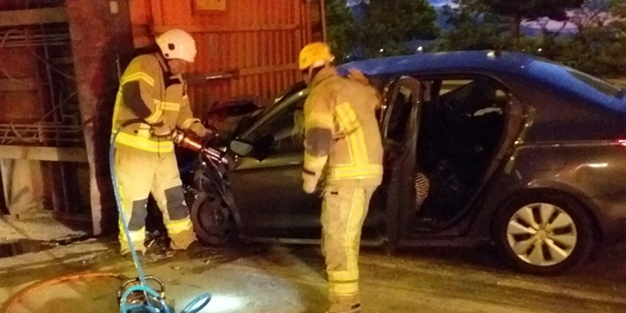 Otomobil devrilen tıra çarptı! Sürücü öldü, eşi ve 5 aylık bebeği ağır yaralandı