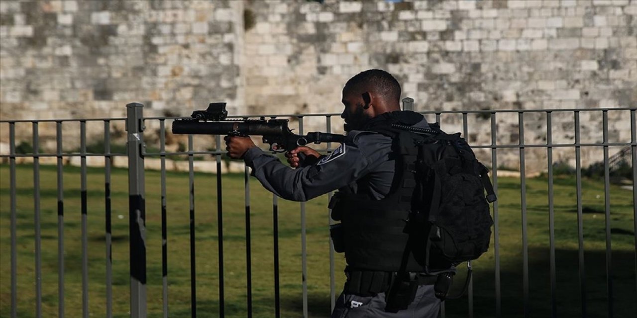 İsrail zulmü sürüyor! Siyonist polisler Mescid-i Aksa’da Filistinlilere müdahale etti