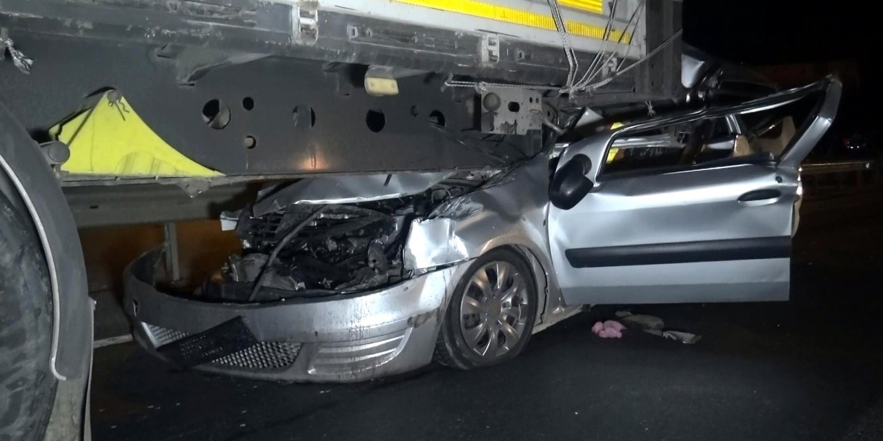 Konya yolunda feci kaza! Çabalar, TIR’a arkadan çarpan sürücüyü kurtarmaya yetmedi