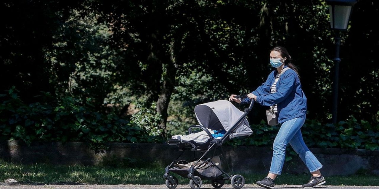 İtalya'da açık alanda maske zorunluluğu kaldırılıyor