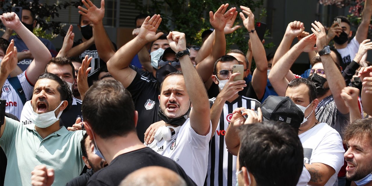 Beşiktaş taraftarı, Sergen Yalçın'ın evinin önünden ayrıldı