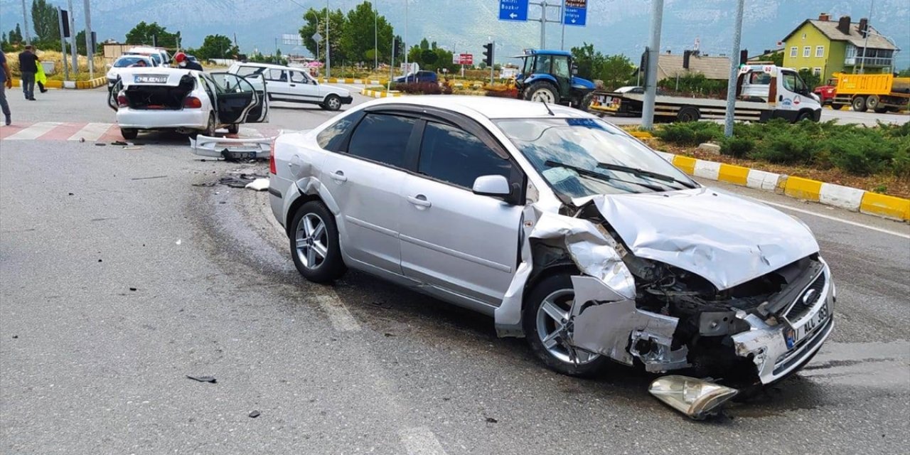Konya'da iki otomobil kafa kafaya çarpıştı: 8 yaralı