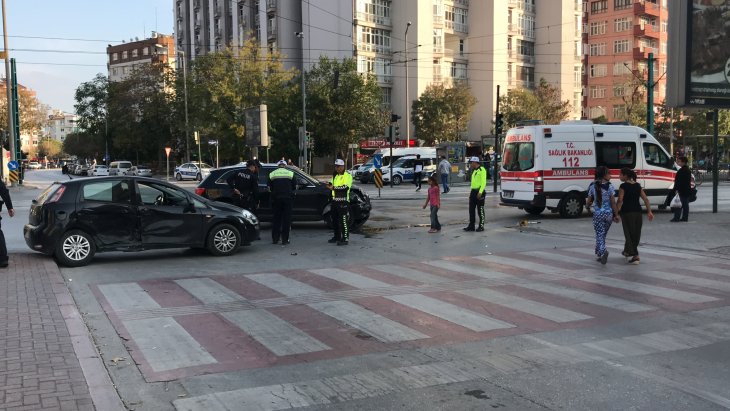 Konya kent merkezinde iki otomobil çarpıştı!