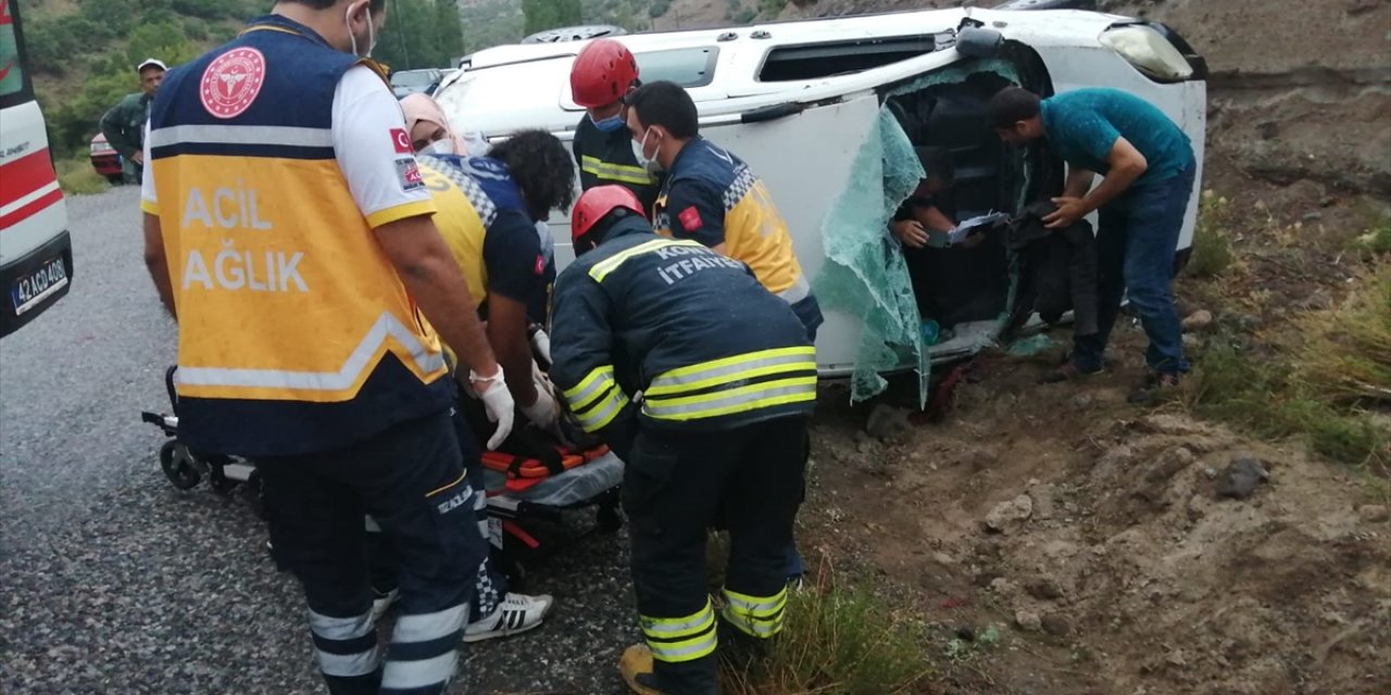 Konya'da hafif ticari araç devrildi: Sürücü ile eşi yaralandı