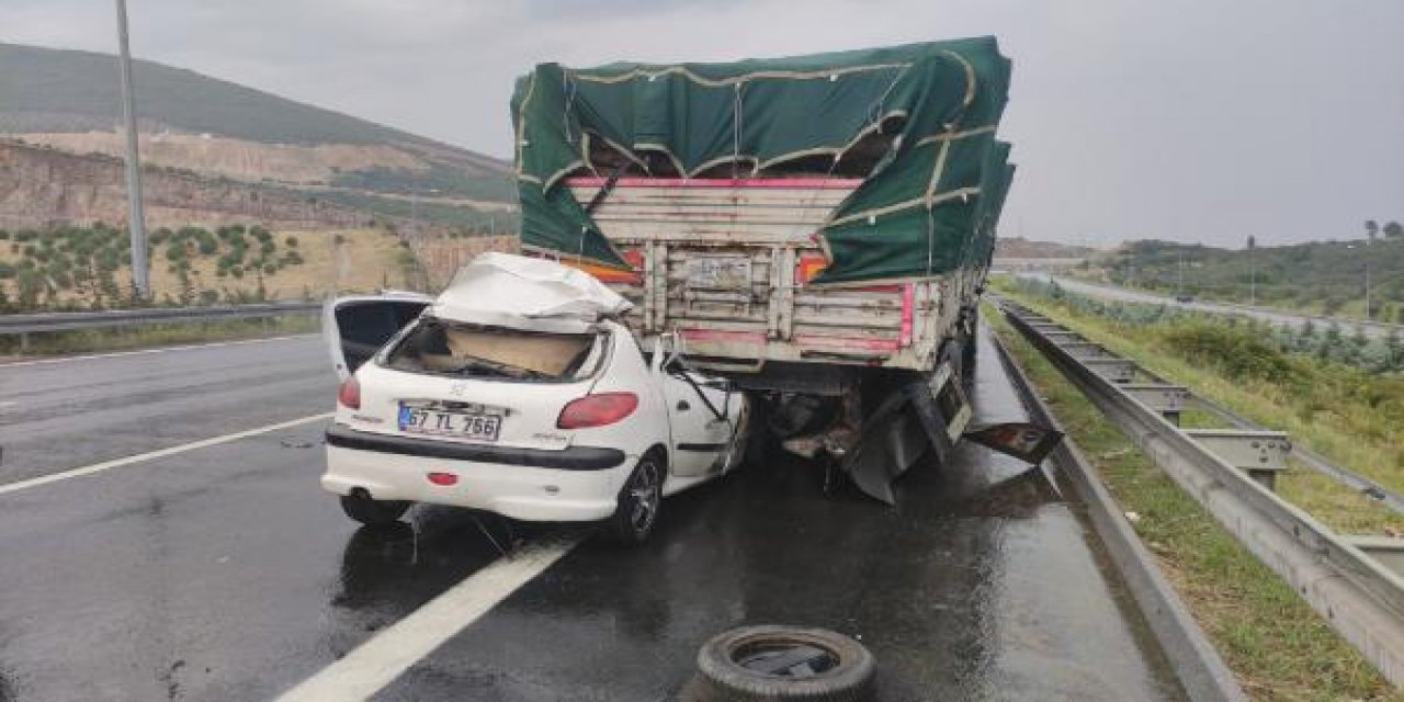 Otomobil, çarptığı TIR’ın altına girdi, genç sürücü öldü