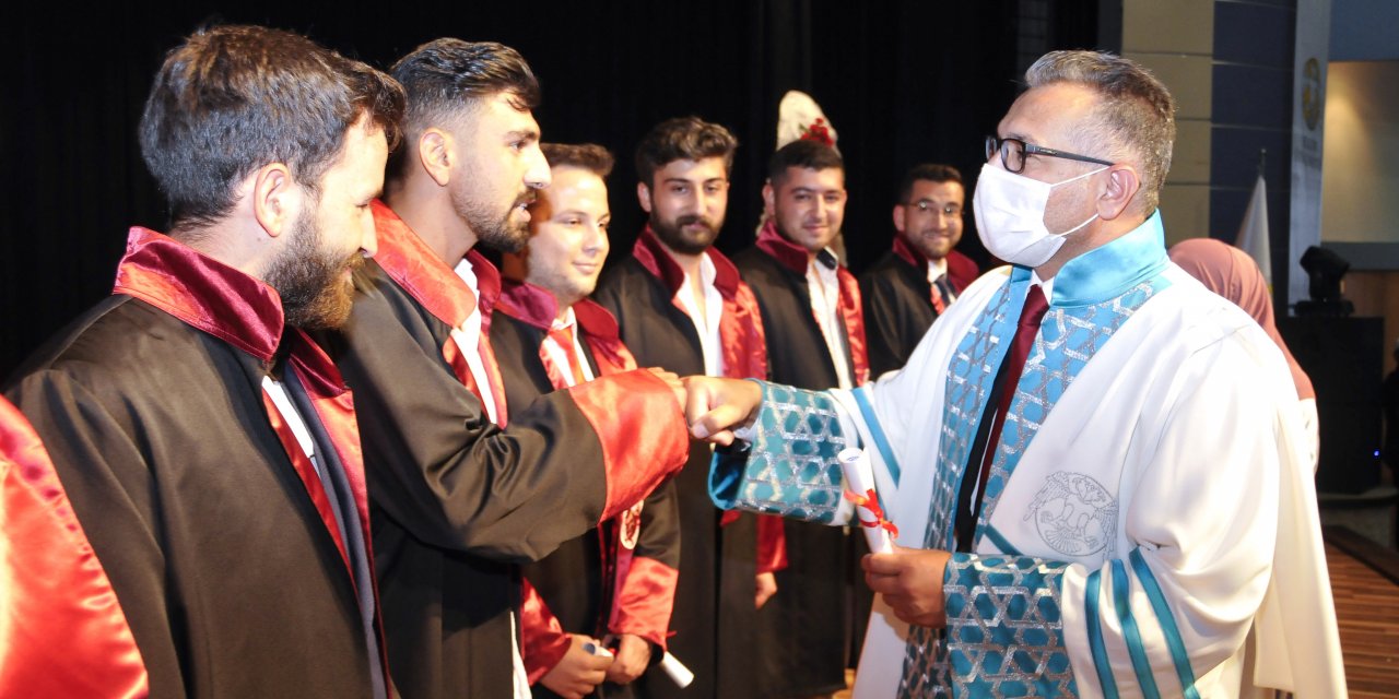 Selçuk Üniversitesinde mezuniyet heyecanı! Diplomalarını Rektör Aksoy'dan aldılar