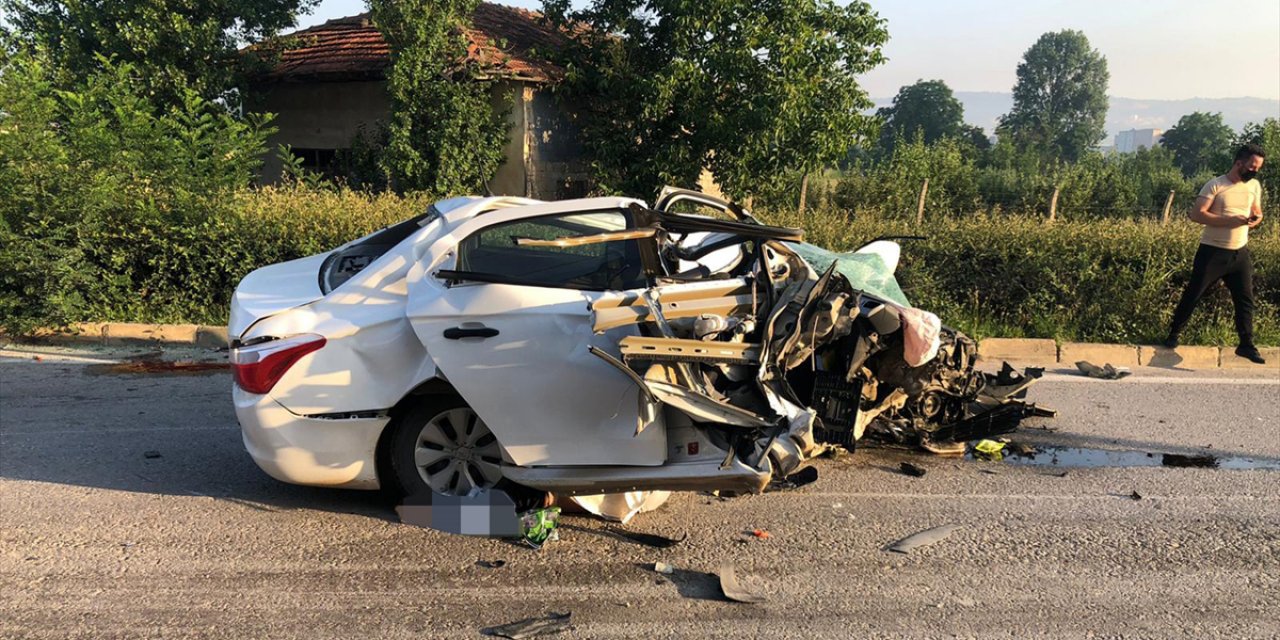 Feci kaza! Otomobil paramparça oldu: 3 ölü, 2 ağır yaralı