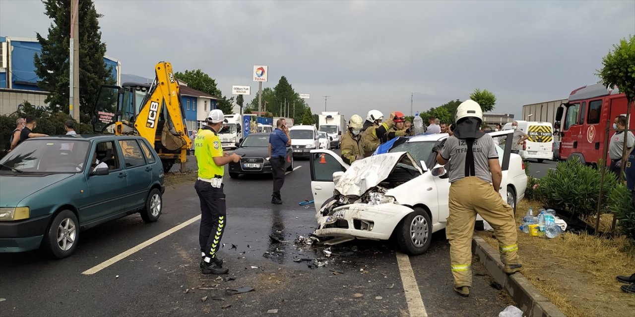 Yaşlı çifti kaza ayırdı! Otomobil fırtınada devrilen ağacı temizleyen iş makinesine çarptı