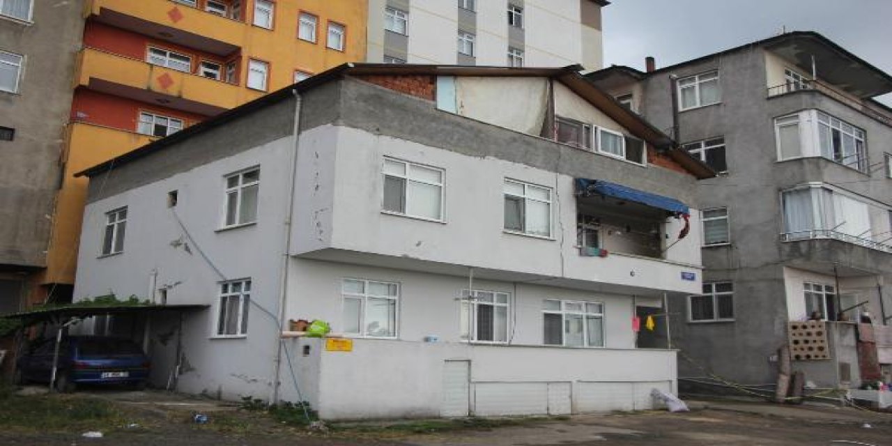 Tamir için çıktıkları çatıdan düşen 2 komşu öldü