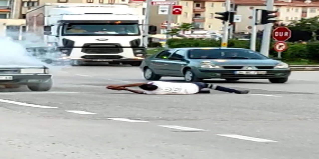 Yanan otomobili, görevden dönen 112 çalışanı böyle söndürdü