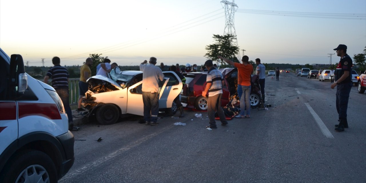 İki otomobil kafa kafaya çarpıştı: 3 ölü, 4 yaralı