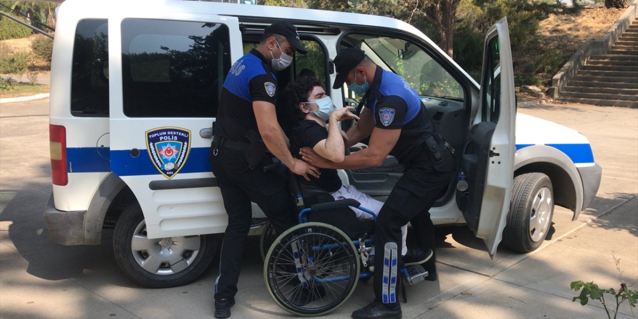 Engelli şehit çocuğunu YKS'ye gireceği okula polis götürdü