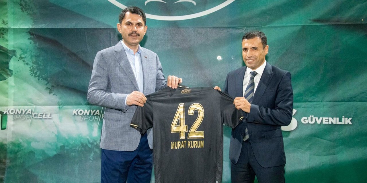Konyaspor'un 100. yıl forması ilk kez görüldü! Bakan Kurum'a hediye edildi
