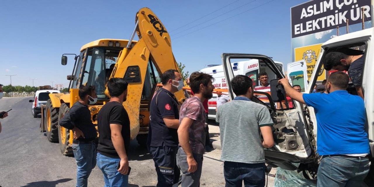 Konya'da kaza! Kamyonette sıkışan sürücü aracının çarptığı kepçenin yardımıyla kurtarıldı