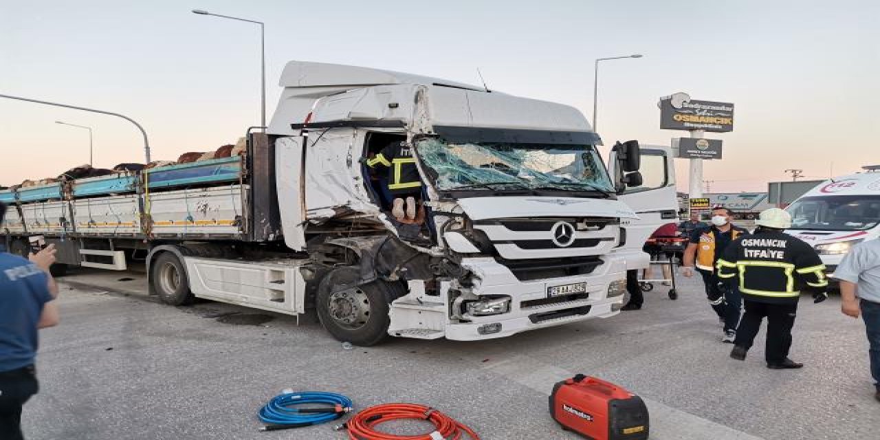 Kurbanlık yüklü TIR, kırmızı ışıkta bekleyen TIR'a çarptı