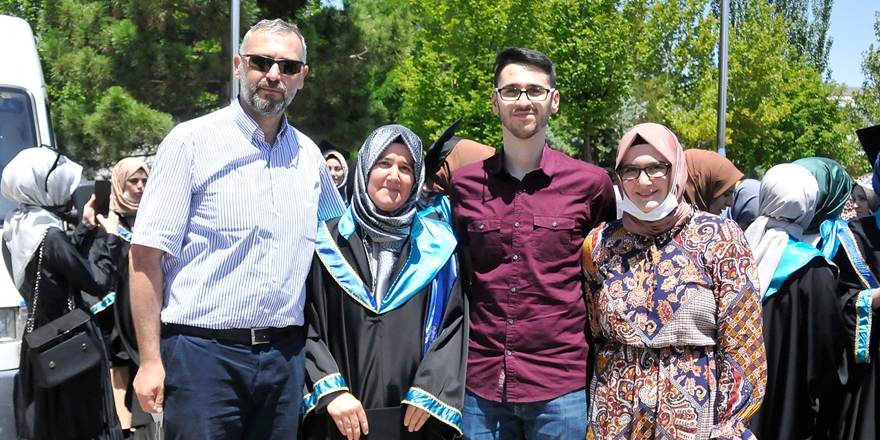 Bugünü yıllardır bekliyordu! Konyalı Zeliha İbaoğlu üniversiteden çocuklarıyla birlikte mezun oldu