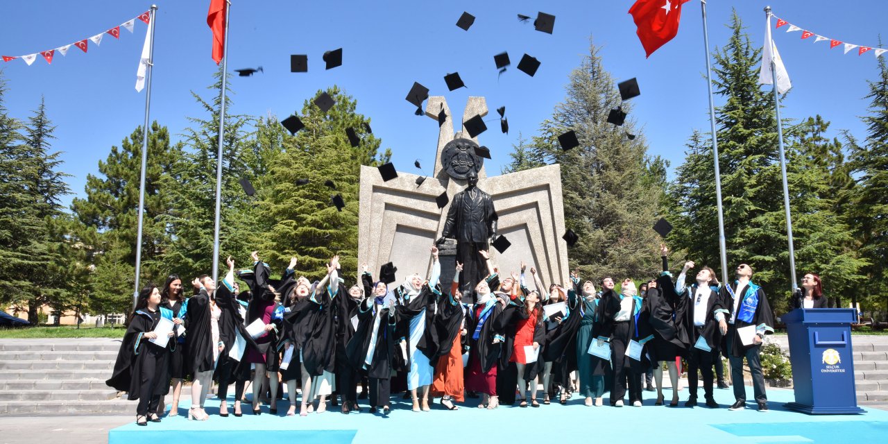 Selçuk Üniversitesinde genç turizmciler mezuniyet sevinci yaşadı