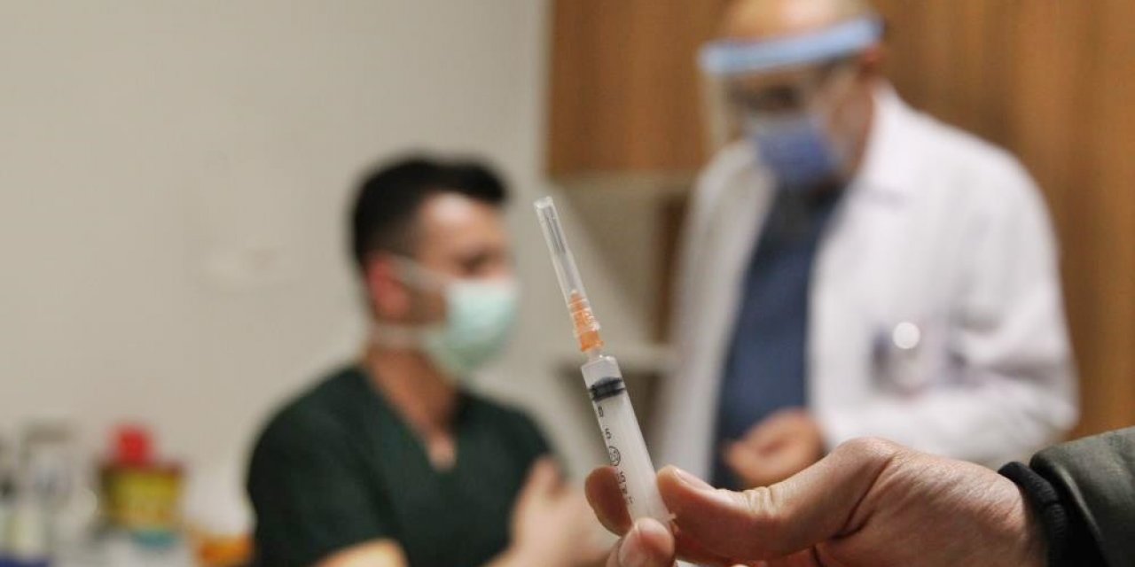 Konya’da sağlık çalışanları ile 50 yaş üzeri vatandaşlara üçüncü doz aşı uygulanıyor