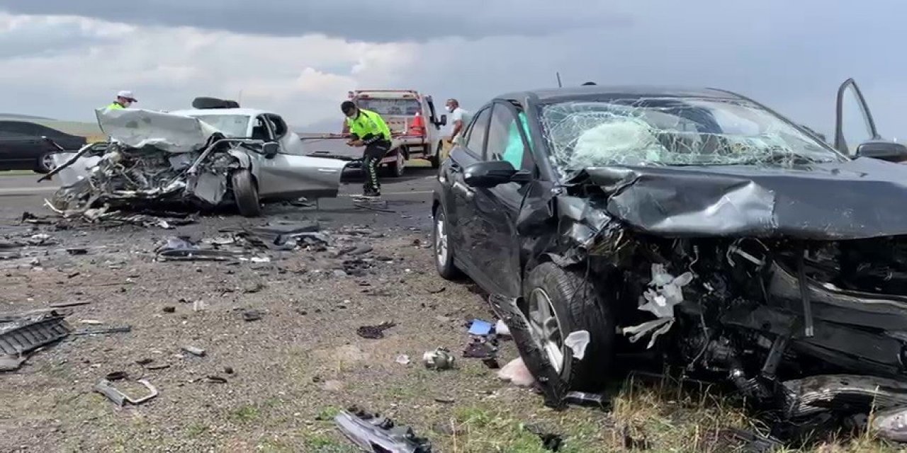 Feci kaza! İki otomobil kafa kafaya çarpıştı: 2 ölü, 7 yaralı