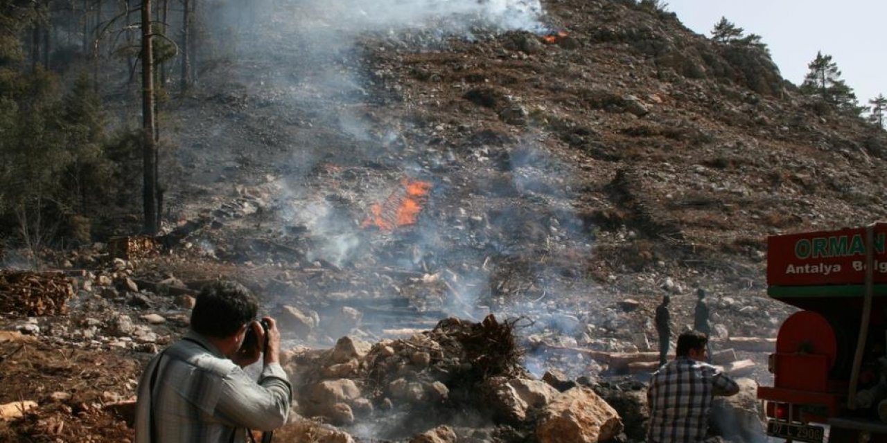 Konya - Antalya sınırında yanan ormanda soğutma çalışmaları sürüyor