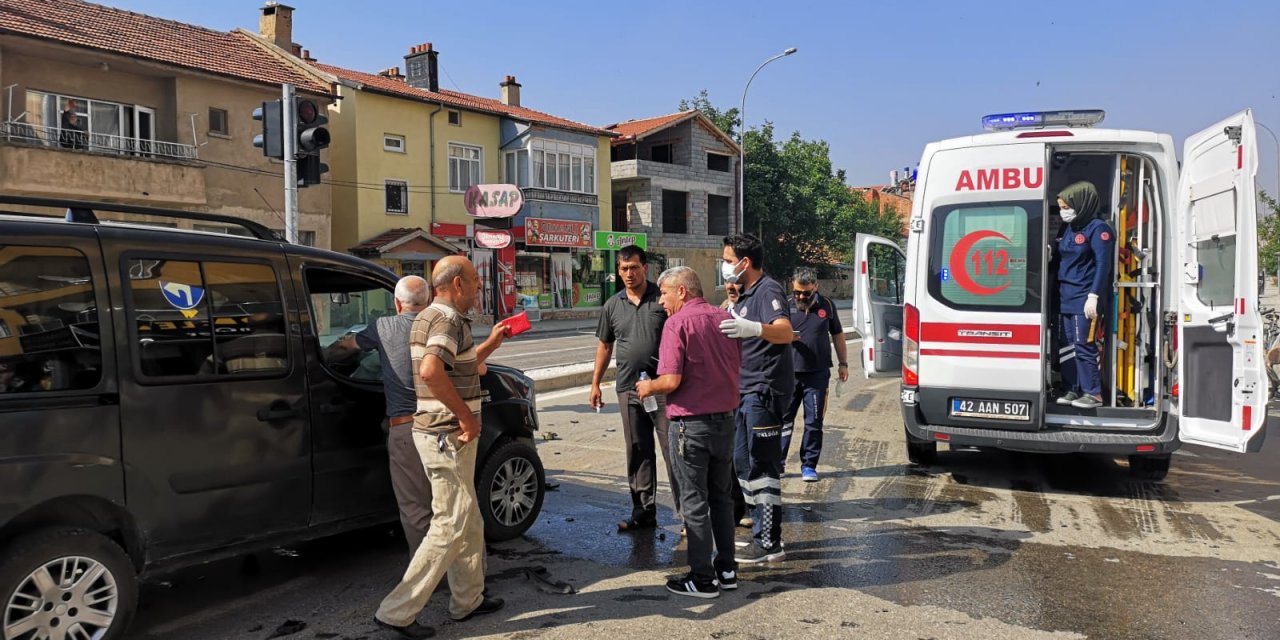 Konya’da hafif ticari araç minibüsle çarpıştı, sürücülerden biri yaralandı