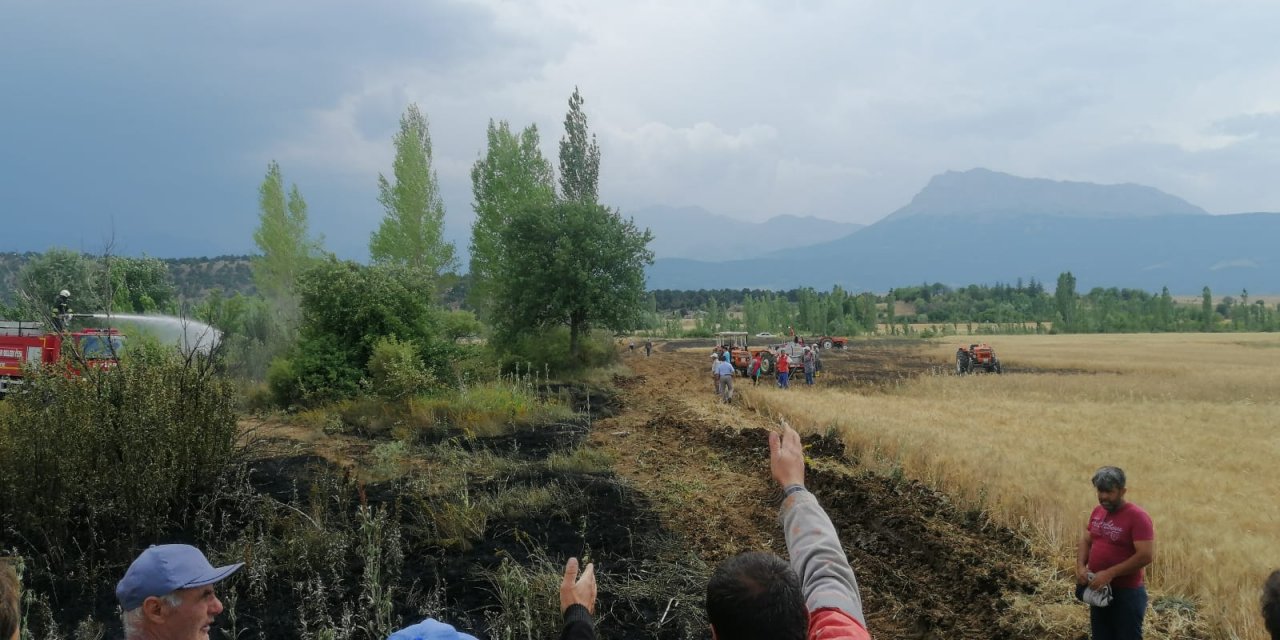 Konya’da yıldırım düştü, köylülerin çabası ekili araziyi yanmaktan kurtardı
