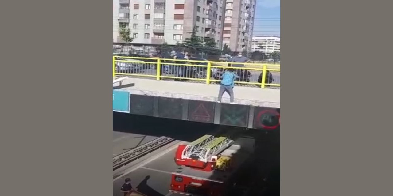 Konya’da üst geçitten sarkan kişi, ekipleri alarma geçirdi