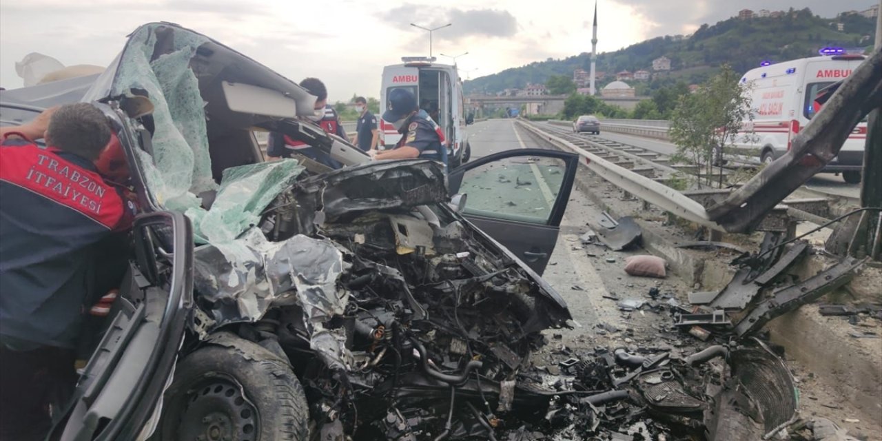 Dehşet veren kaza! Araç paramparça oldu: 2 ölü,  3'ü çocuk 4 yaralı