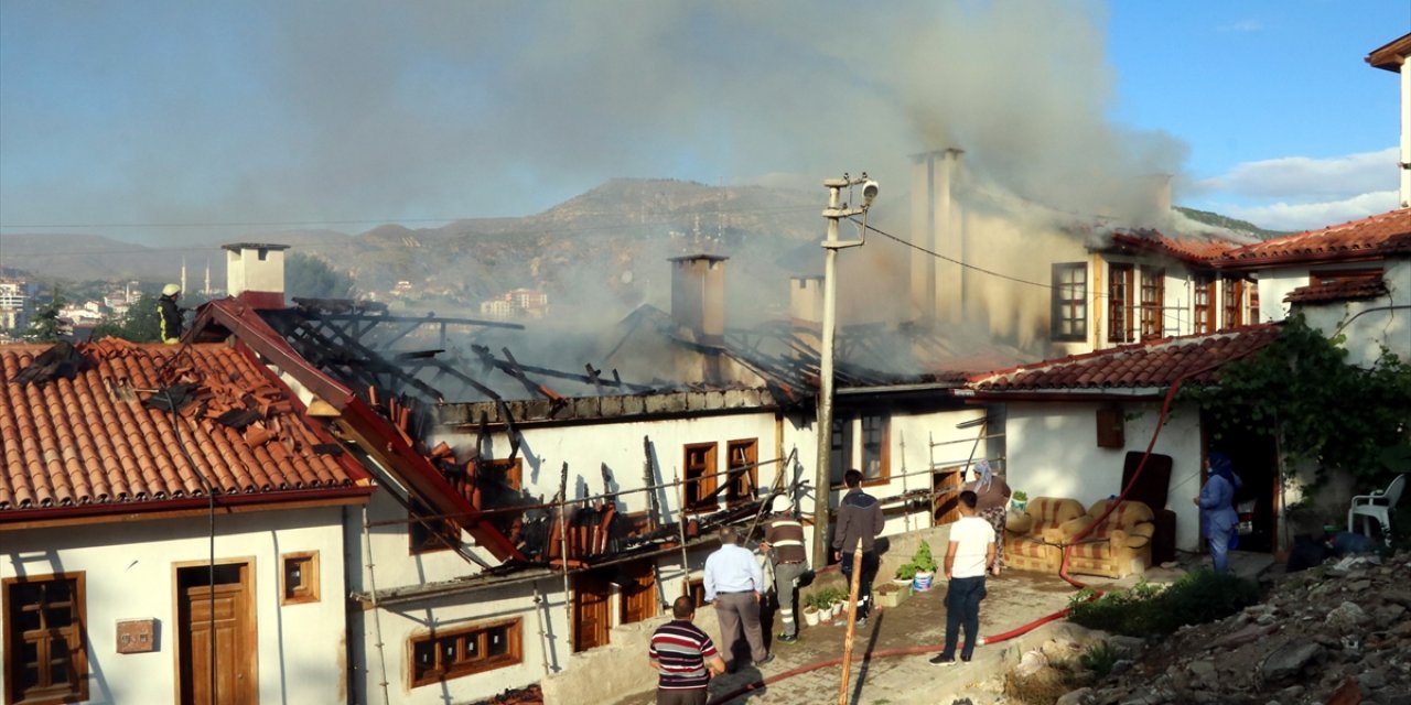 Turizme kazandırılması planlanan 3 ev yandı