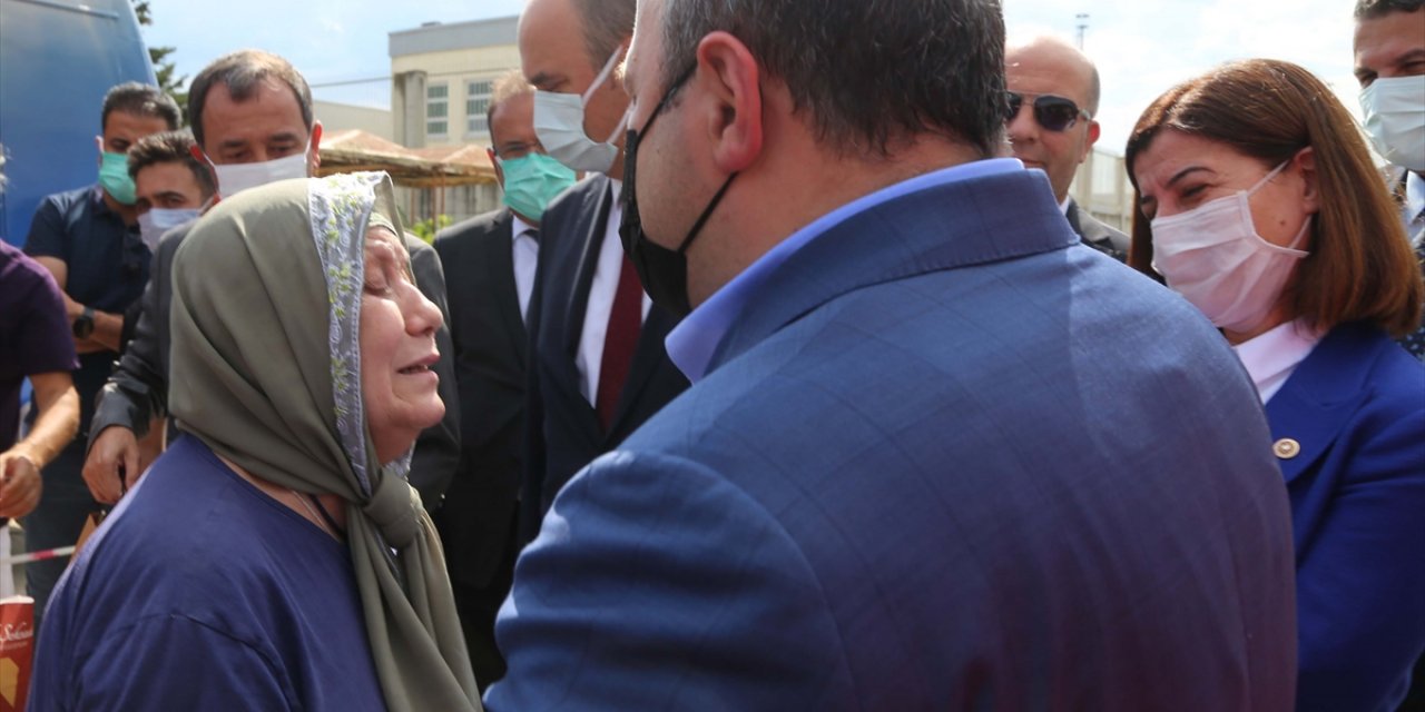 Ana vatana gelen Konyalı yaşlı kadın, Erdoğan sevgisini Bakan Varank'a gözyaşları içerisinde anlattı