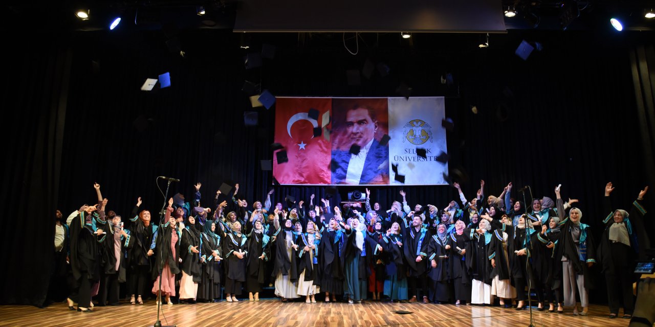 Selçuk Üniversitesi Arap Dili ve Edebiyatı Bölümünden 70 öğrenci mezun oldu