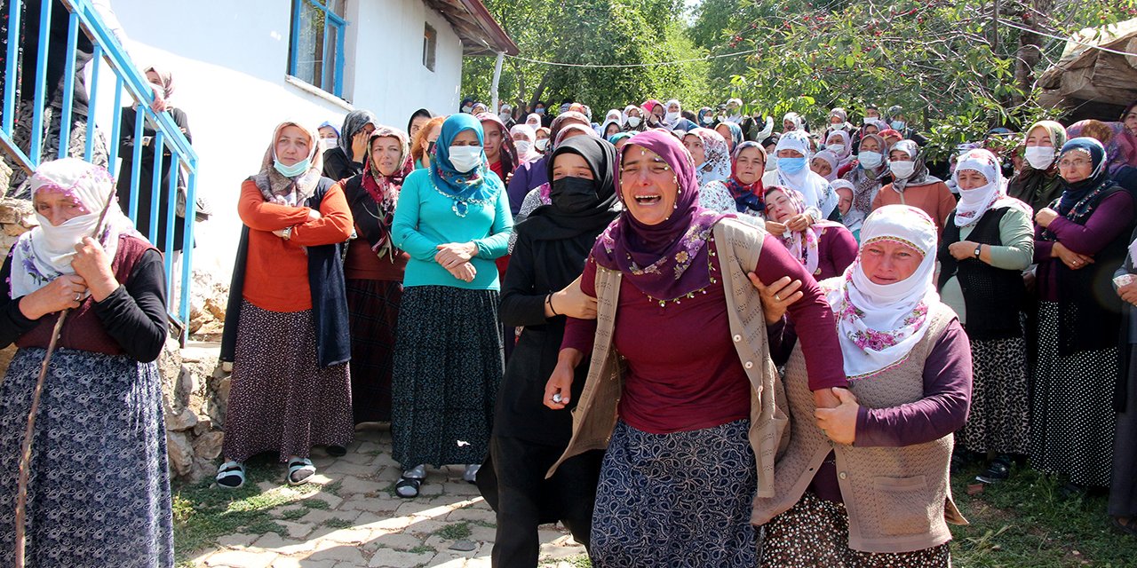 Bu acıya yürek dayanmaz! Kazada ölen 8,5 aylık hamile Esra ve yeğeni toprağa verildi