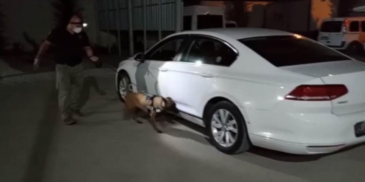 Konya polisinin narkotik köpeği, 23 kilo uyuşturucuyu aracın gizli bölmesinde böyle buldu
