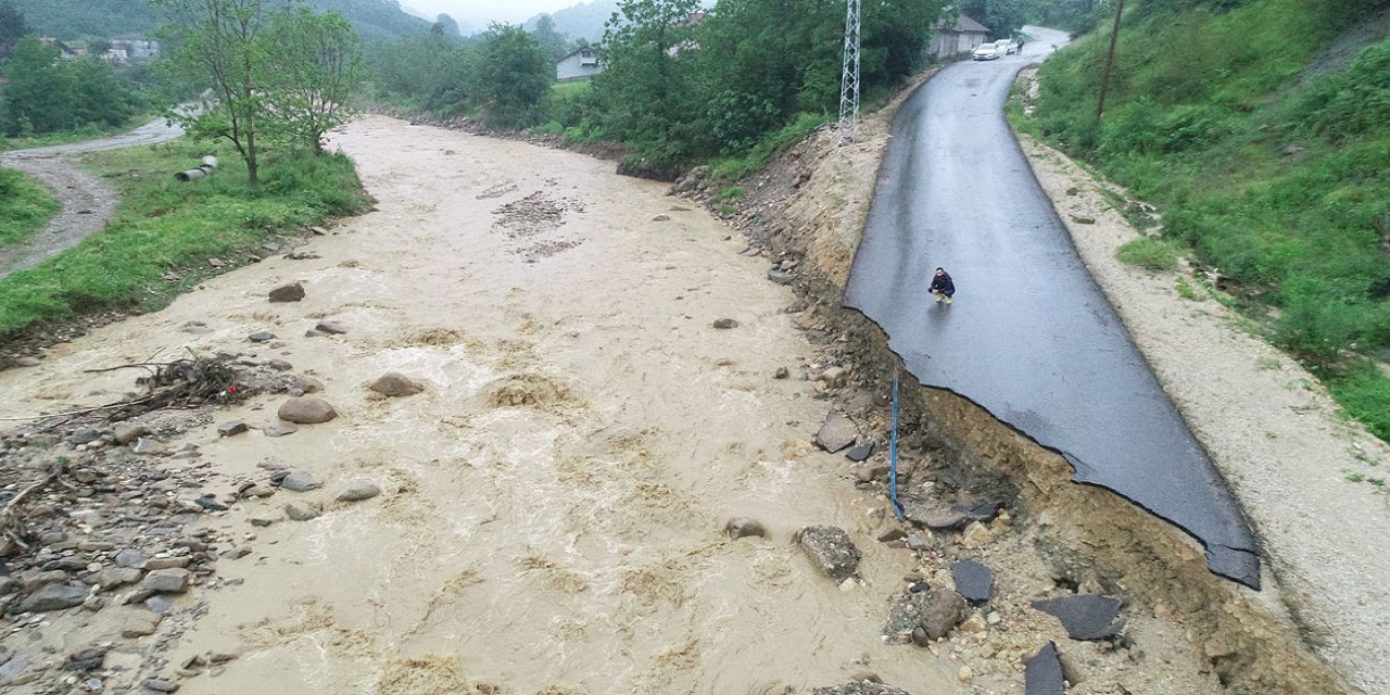 Derenin taşması nedeniyle yol çöktü, 21 kişi mahsur kaldı