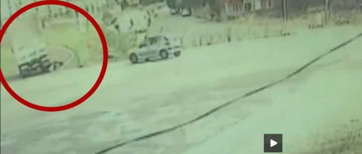 Kamyonun altında kalan 2 kişi öldü! İşte kaza anı