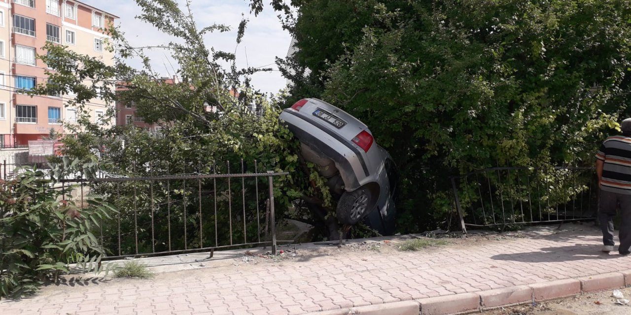 Konya’da hafif ticari araçla çarpışan otomobil lojman bahçesine girdi