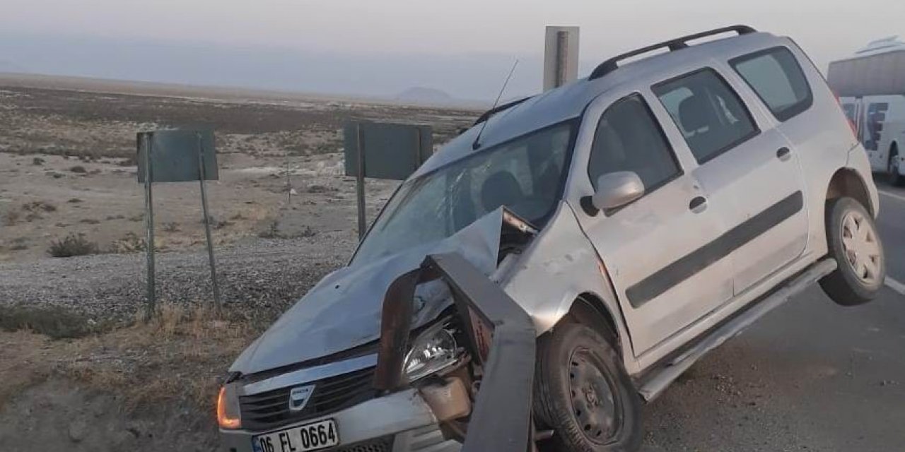 Konya’da hafif ticari araç bariyere çarptı, sürücü yaralı kurtuldu