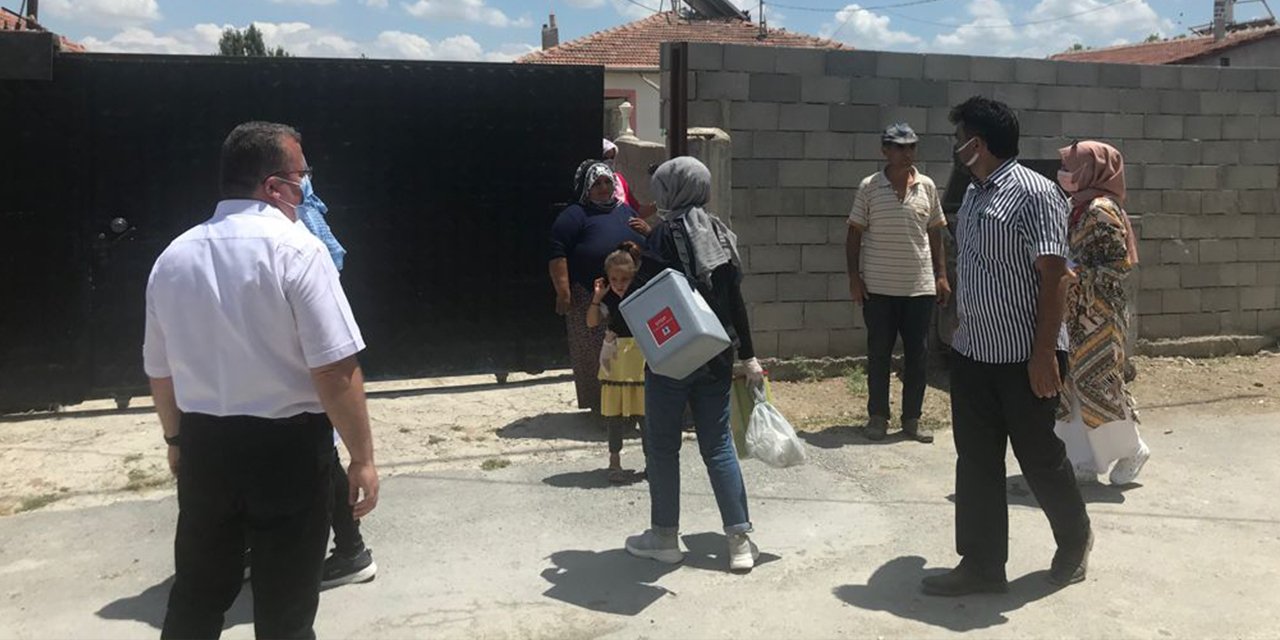 Konya'da sağlık ekipleri kapı kapı dolaşarak vatandaşlara Kovid-19 aşısı yapıyor